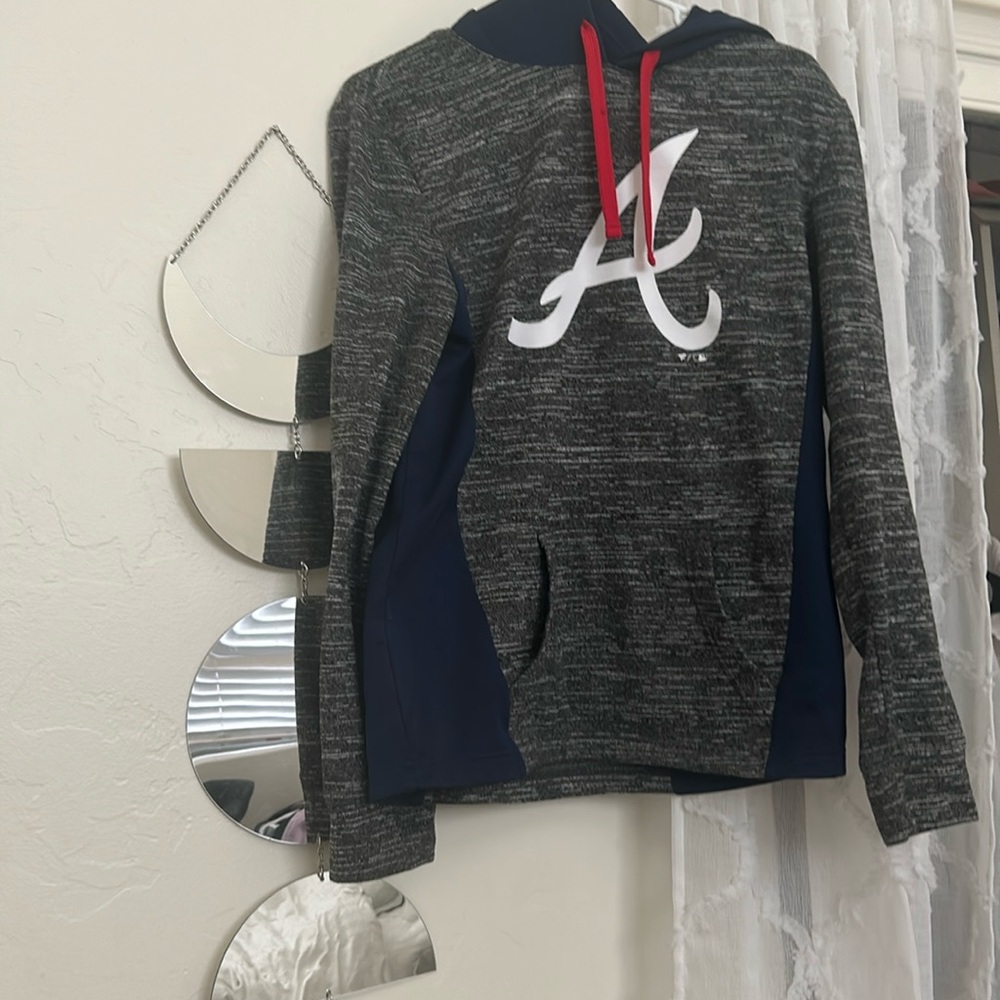 atlanta braves fantics hoodie good shape not cracking or peeling no lose threads